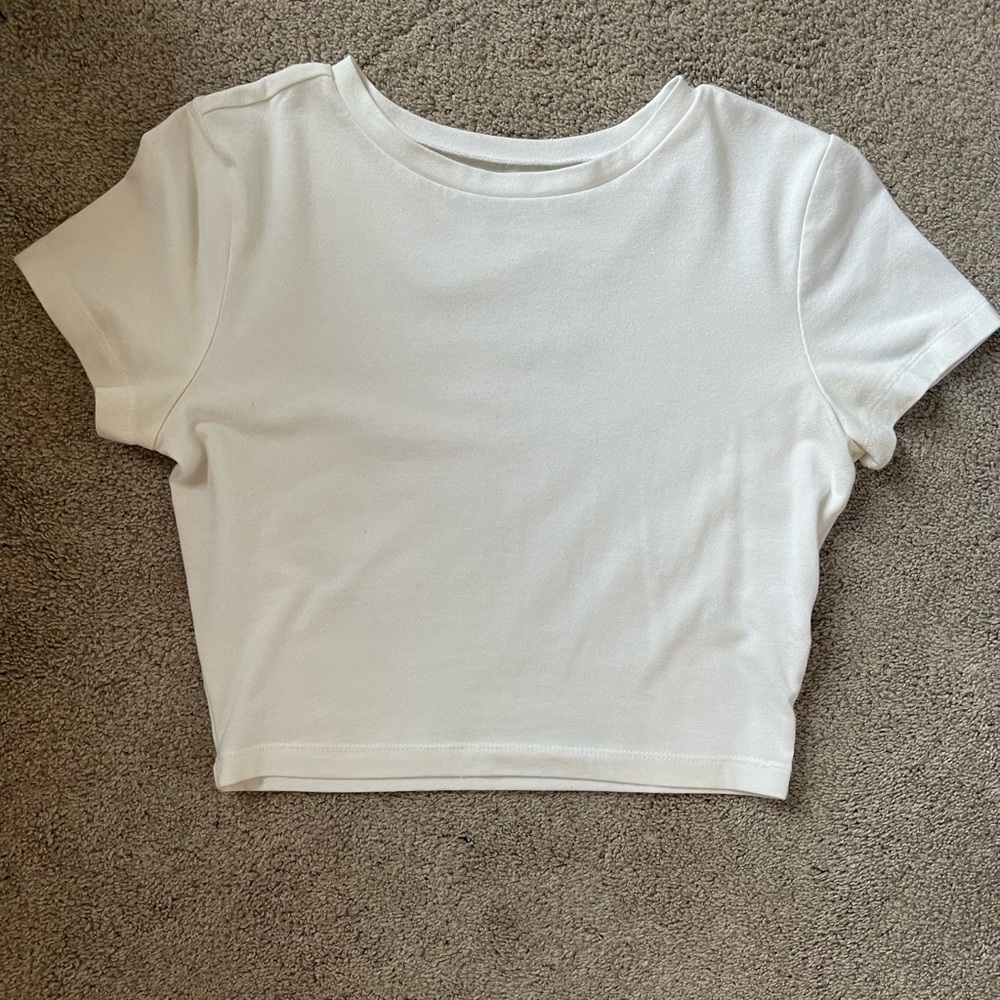 Basic white crop top / tee